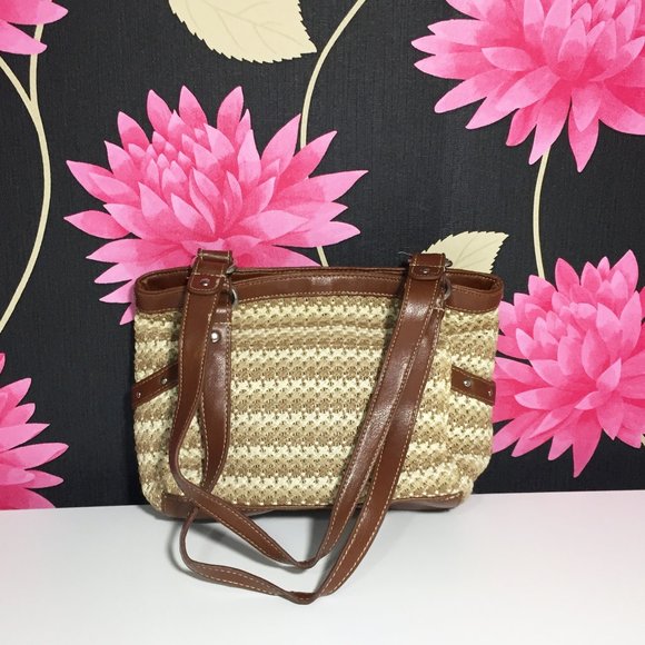 ๐5/$20๐ Woven Handbag - Picture 3 of 5